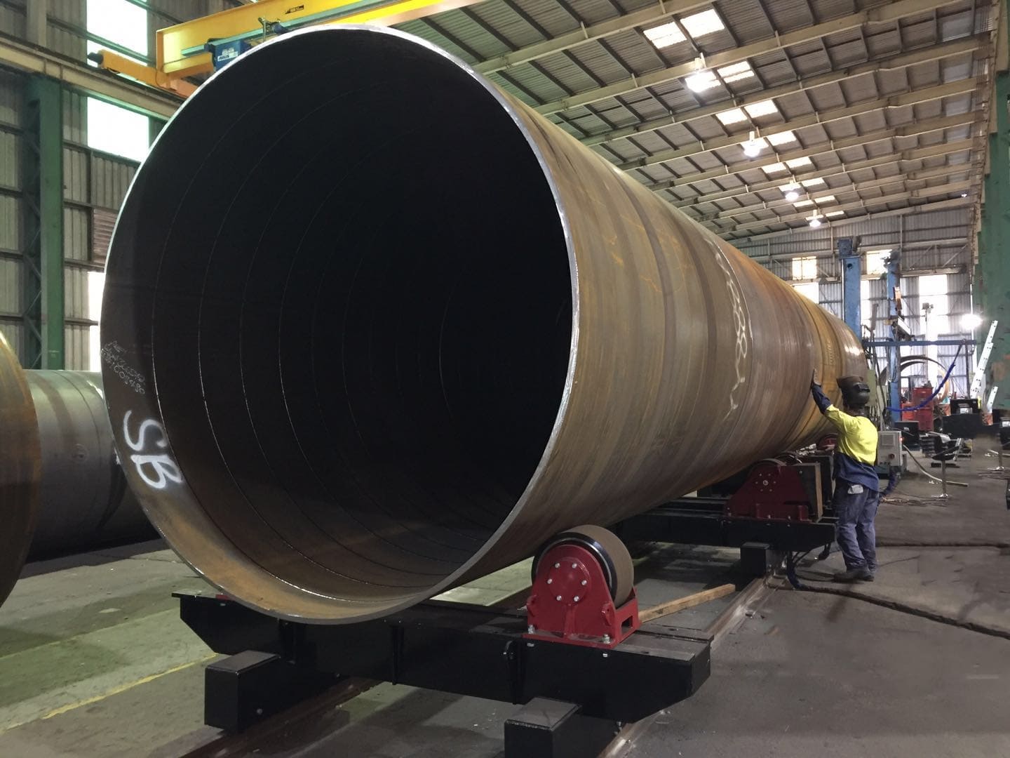 Industrial welding rotator supporting a cylindrical vessel during fabrication